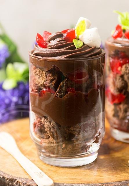 Bolo floresta negra no pote, com bastante recheio.