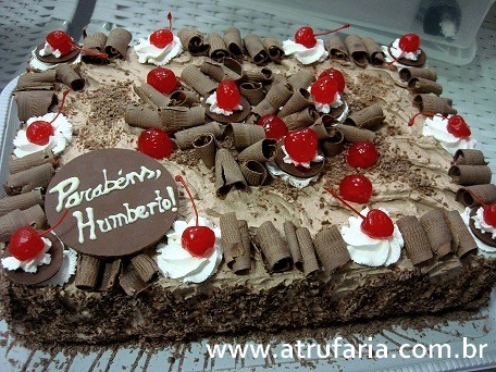 Bolo retangular de aniversário.