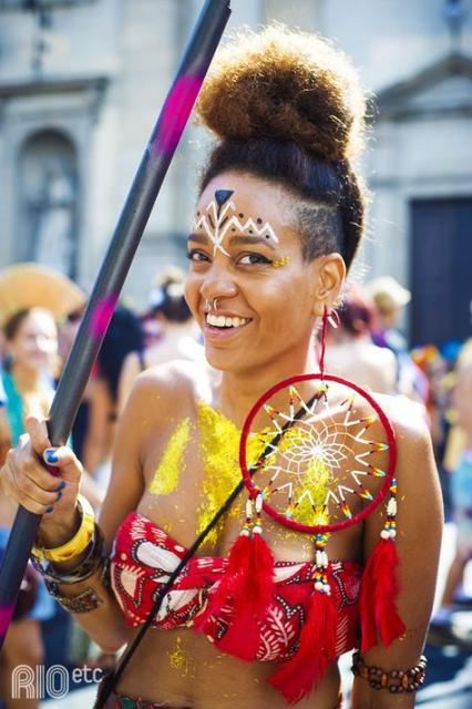 fantasia de índia brasileira improvisada com biquíni