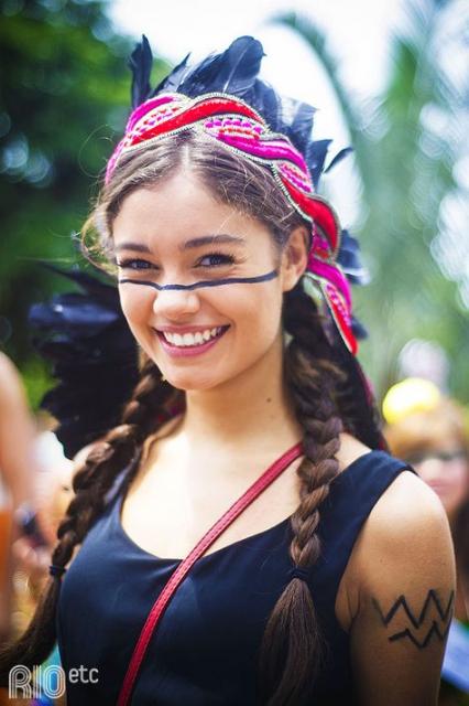 fantasia de índia improvisada com cocar e pintura no rosto