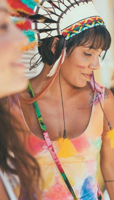 fantasia de índia improvisada com body colorido e cocar