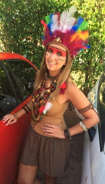 fantasia de índia improvisada com shorts e regata e muitos colores e cocar