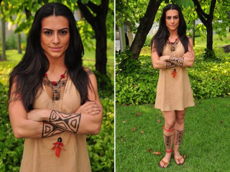 fantasia de índia improvisada de vestido bege com pinturas pelo corpo