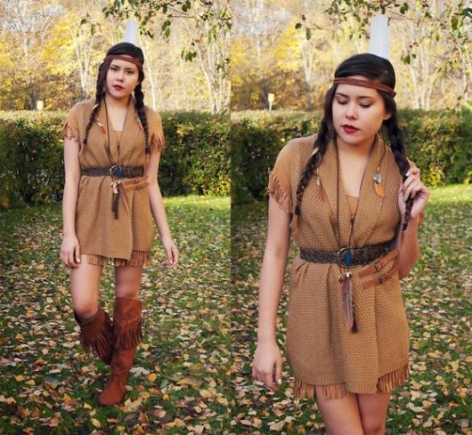 fantasia de índia improvisada com colete longo, cinto e bota com franjas