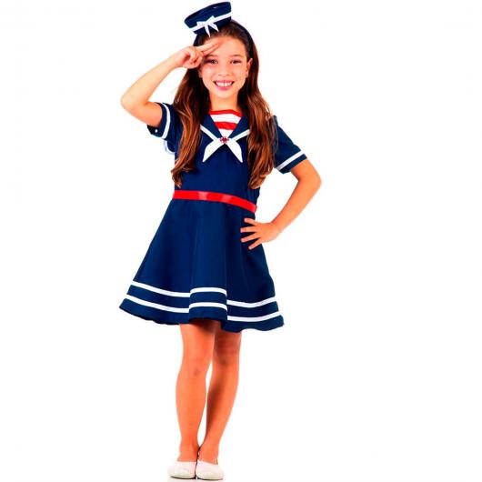 Menina vestida de marinheira, com vestido azul.