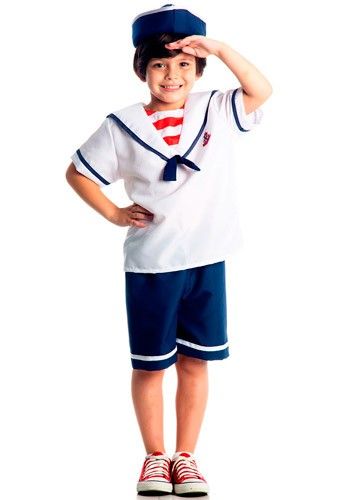 Menino de shorts azul marinho e blusa branca.