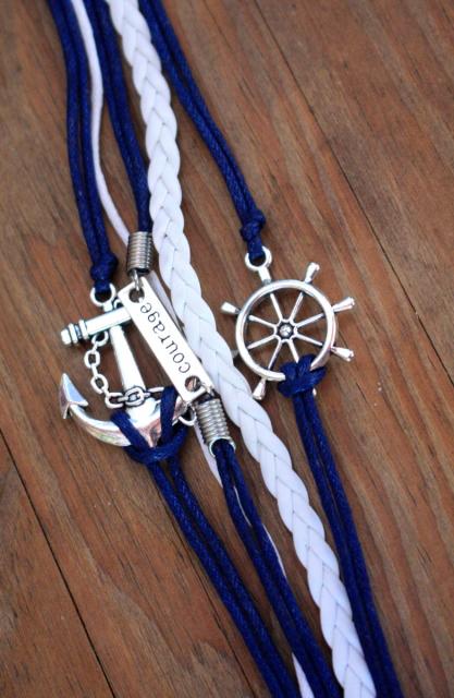 Pulseiras de corda, âncora e timão.