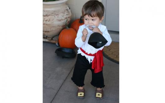 fantasia de pirata de calça e blusa branca para bebê