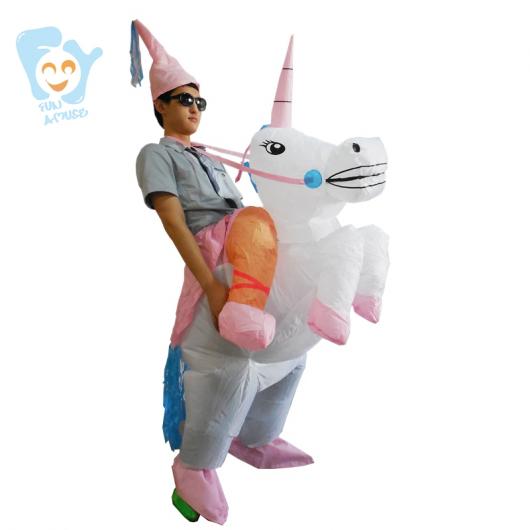 Homem com unicórnio inflável.