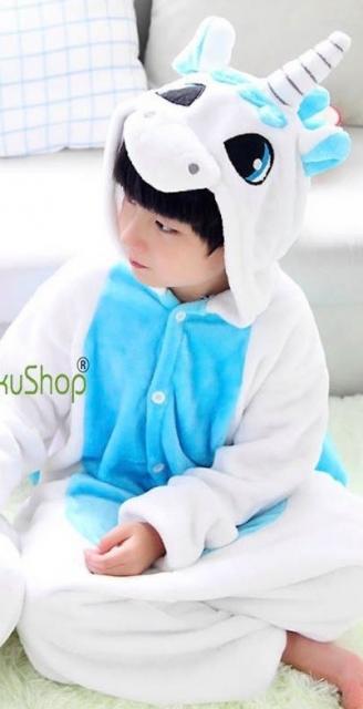 Macacão azul e branco de unicórnio.