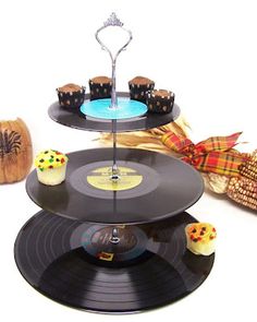 Suporte para docinhos feito de discos de vinil.