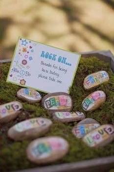 Pedras pintadas no estilo hippie.