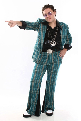 Homem com terno xadrez.