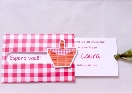 convite com envelope de xadrez vermelho e branco de festa piquenique
