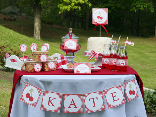 mesa decorada de branco e vermelho em festa piquenique