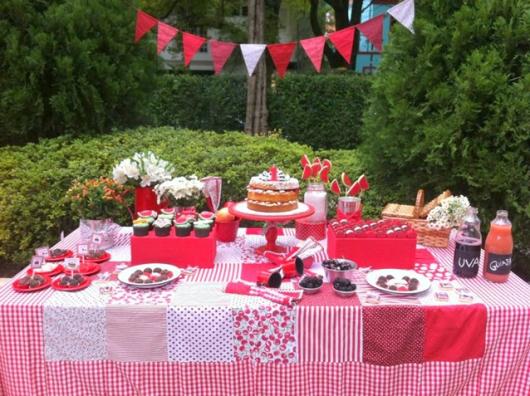 mesa decorada em rosa e vermelho para festa piquenique
