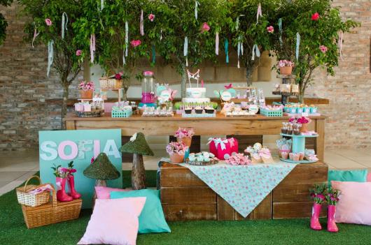 mesa de madeira com decoração em azul para festa piquenique