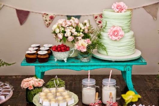 mesa azul com flores e doces para festa piquenique