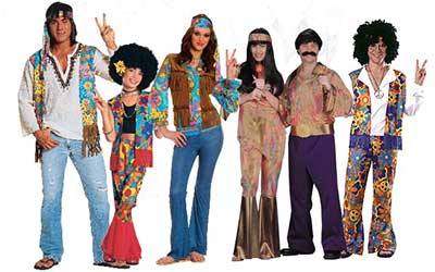 pessoas com calças boca de sino e roupas estampadas.