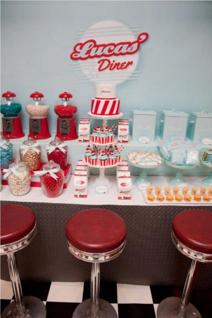 Decoração no estilo das lanchonetes antigas.