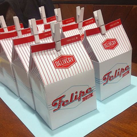 Lembrancinha no estilo de pacotes de lanches de lanchonetes.