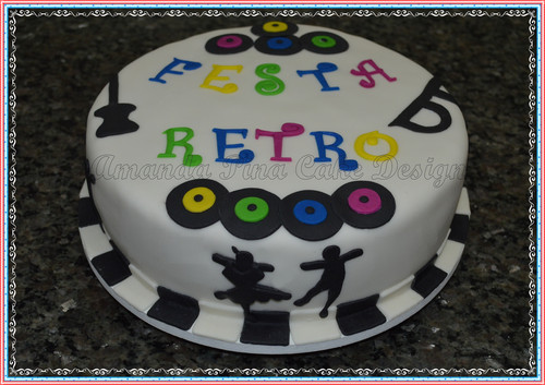 Bolo de festa retrô.