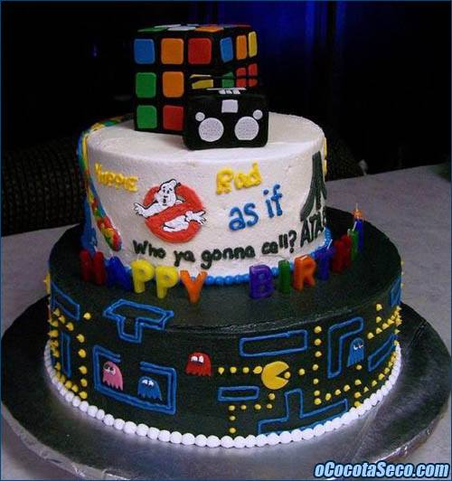 Bolo com jogos antigos famosos.