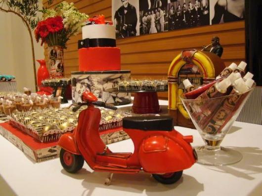 Bolo preto e vermelho.