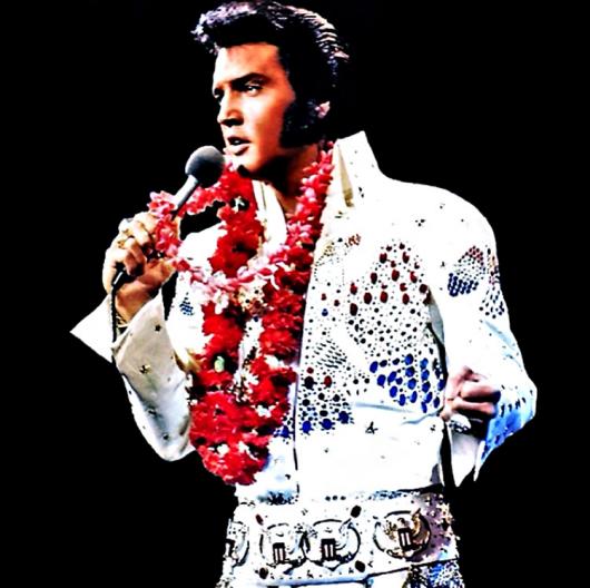 Elvis Presley com roupa branca.