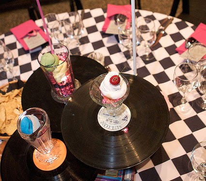 Decoração de mesa com discos de vinil e sundays.