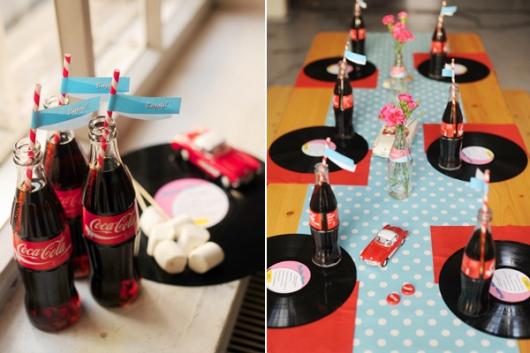 Decoração de mesa com toalha azul com bolinhas brancas.