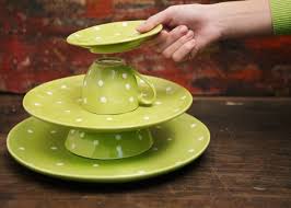 Suporte de docinhos feito com pratos e xícaras.