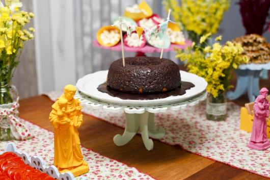 Bolo simples com cobertura de chocolate em suporte.