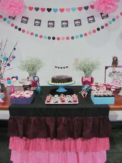 Mesa de aniversário com bolo simples.