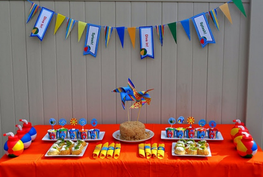 Mesa de aniversário com decoração colorida.