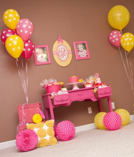 Decoração de aniversário em rosa e amarelo.