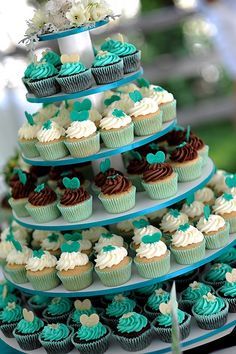 Cupcakes em suporte com formato de bolo.