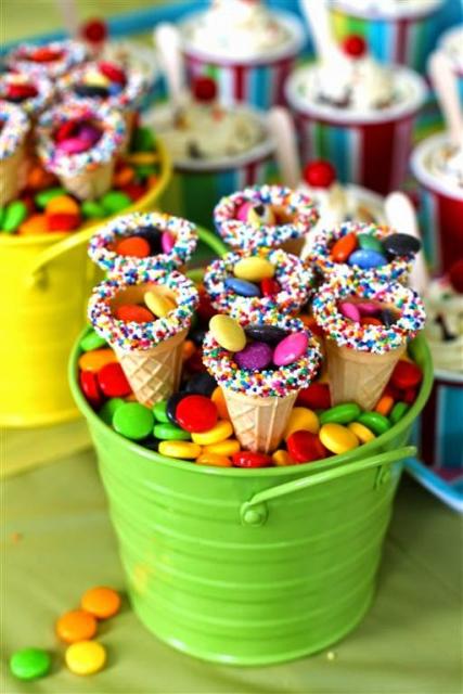 Baldinho verde com doces dentro.