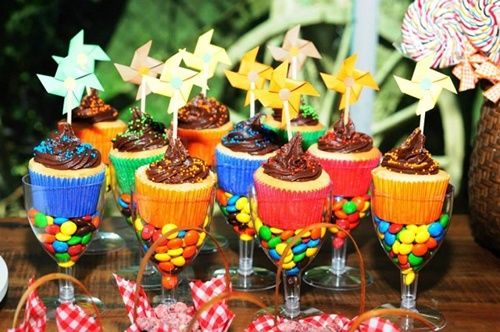 Taças com M&M's e cupcakes.