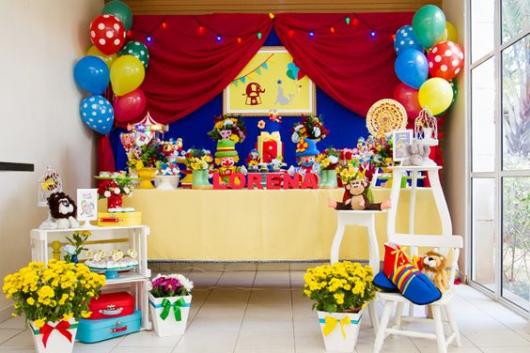 Cortina azul e vermelha.