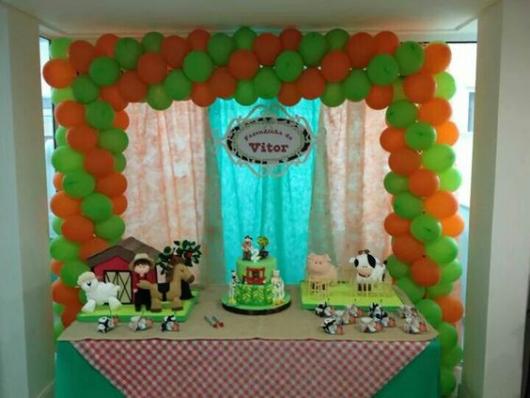 Cortina com balões decorativos em volta.