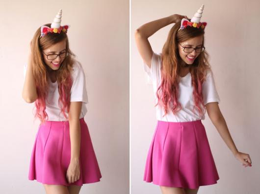 Saia rosa, camiseta branca e tiara de unicórnio.