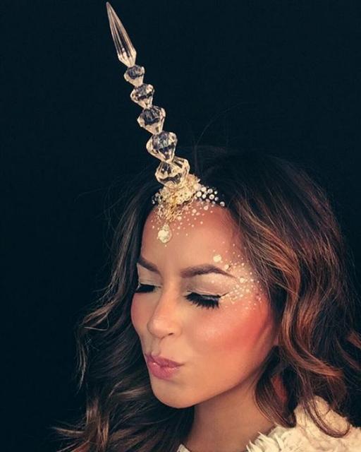 Maquiagem para look de unicórnio.