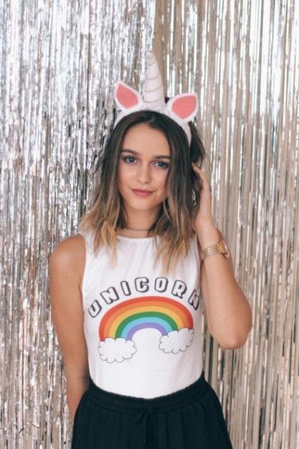 Mulher com fantasia de unicórnio.