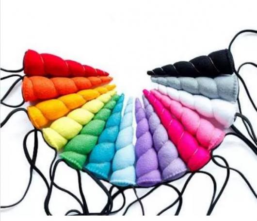 Diversas tiaras de unicórnio com cores diferentes.