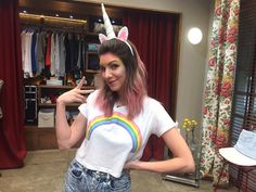 Camiseta de arco-íris e tiara de unicórnio.