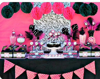 Mesa com itens decorativos nas cores: preto e rosa.