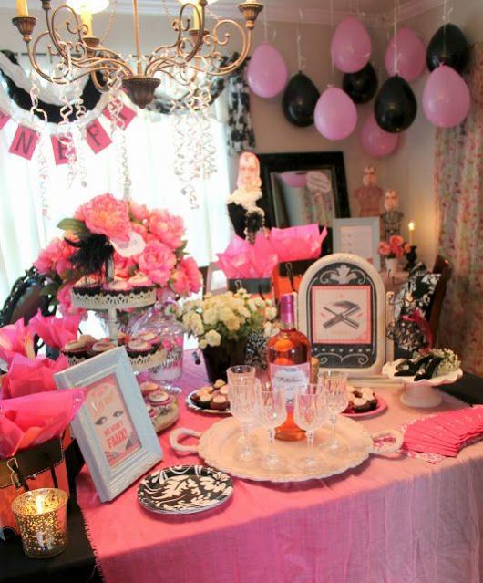 Mesa com flores e taças de cristal.