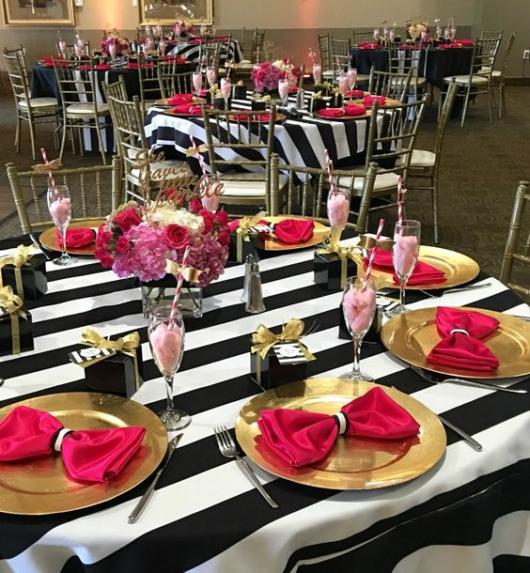 Toalhas de mesa listradas e guardanapos rosa.