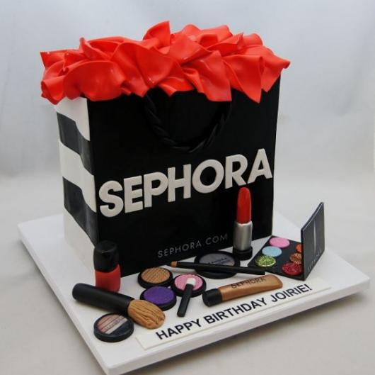 Bolo em formato de sacola da Sephora.